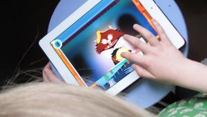 Perheen aika: Digitaalinen leikki kuuluu lasten arkeen. Kuva: Ulla Vuorela, Yle 