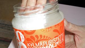Kookosöljyä moneen käyttöön. Kuva: Marjo Lundvall, Yle