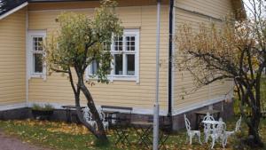 Syksyinen piha, Fredrikan Lähde, Porvoo. Kuva: Viivi Lehtonen