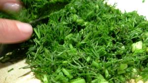 Tillipesto-perunasalaattia ja ilmakuivattuun kinkkuun käärittyä lohta.