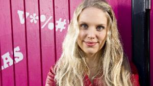 Anne Lainto juontaa Uuden musikkin kilpailua. Kuva: Jyrki Valkama / YLE
