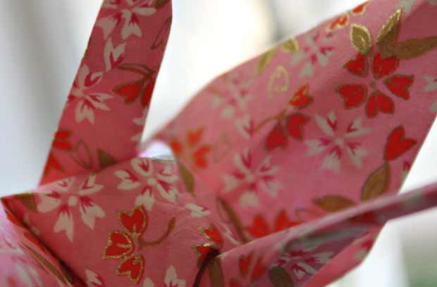Origamilinnuista verhot ikkunaan. Kuva: Yle Olotila, Ulla Vuorela