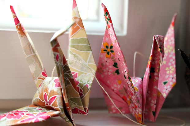 Origamilinnuista verhot ikkunaan. Kuva: Yle Olotila, Ulla Vuorela