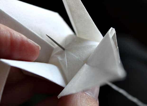 Origamilinnuista verhot ikkunaan. Kuva: Yle Olotila, Ulla Vuorela