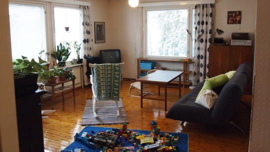 Kylässä 60-luvun puutalossa. Kuva: Viivi Lehtonen