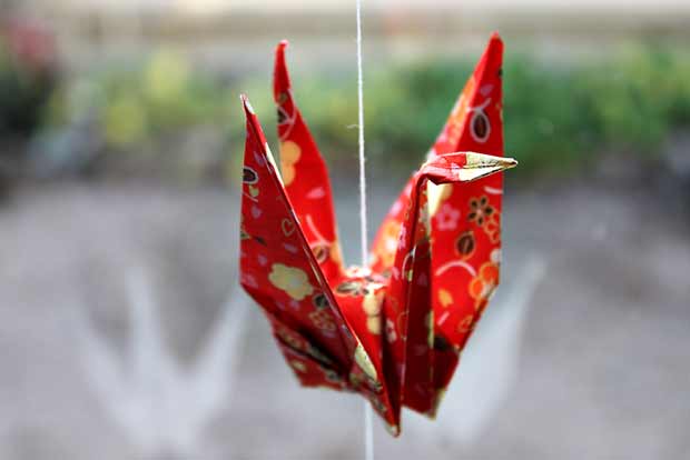 Origamilinnuista verhot ikkunaan. Kuva: Yle Olotila, Ulla Vuorela