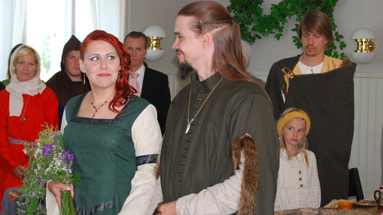Keskiaikaiset häät. Niina ja Timi Autio. Kuva: Päivi Mattila