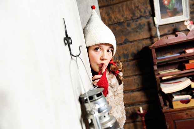 Tonttu toljanteri tonttujen tonttuna. Kuvassa Juuli (Karoliina Vanne). Kuva: Laura Pohjavirta, Yle Kuvapalvelu