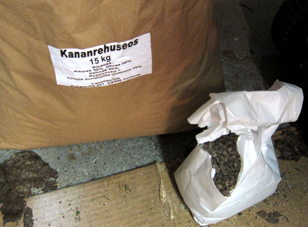 Kananrehu ja osterinkuori. Kuva: Laitakaupungin kanat.
