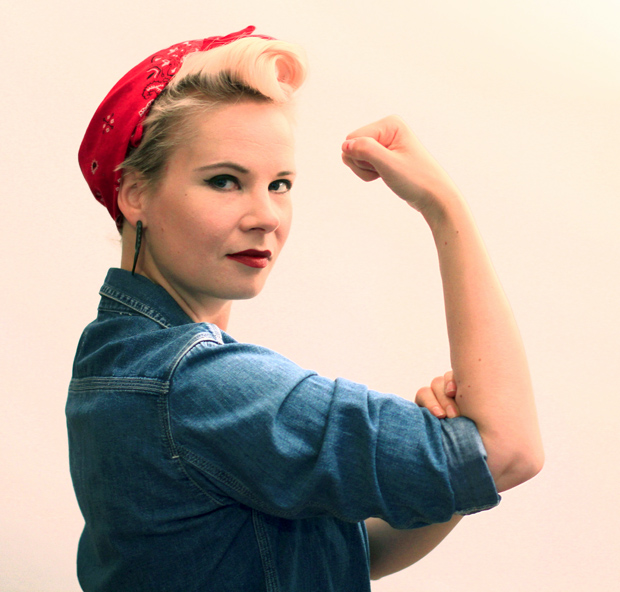 Bomb Girls -huivin sidontaa. Kuva: Siiri Huttunen, Yle Olotila