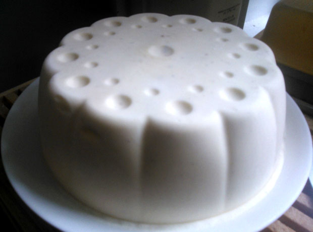 Saksanpähkinähunajasemifreddo. Kuva: Laitakaupungin kanat.