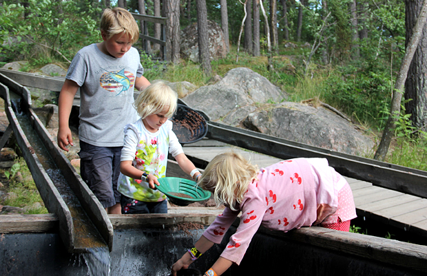 Kullanhuuhdontaa. Kuva: Pauliina Ståhlberg