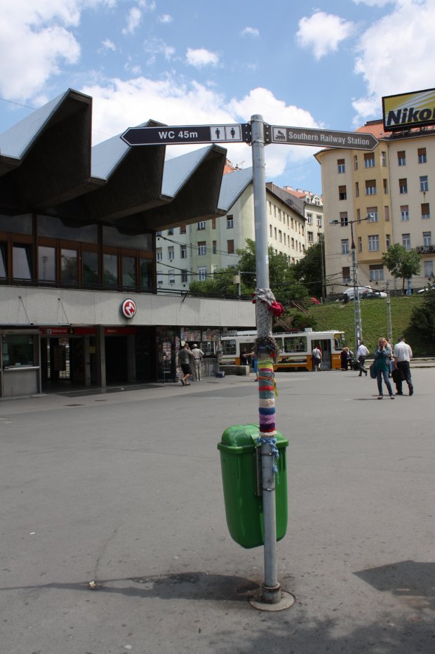 Neulegraffiti kyltissä