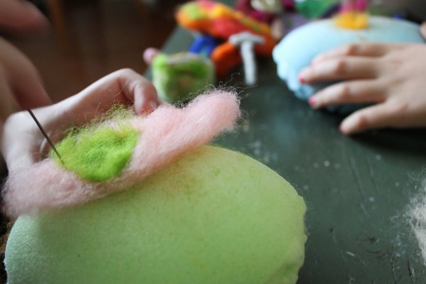 Nukkehahmo neulahuovuttamalla. Kuva: Yle Olotila, Ulla Vuorela.