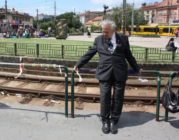 Vanha mies nojaa neulegraffitiin
