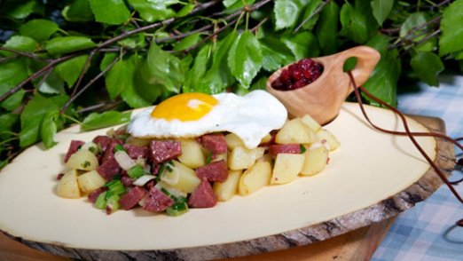 Grillattua pyttipannua kylmäsavuporosta. Kuva: Lapin keittiömestarit r.y.