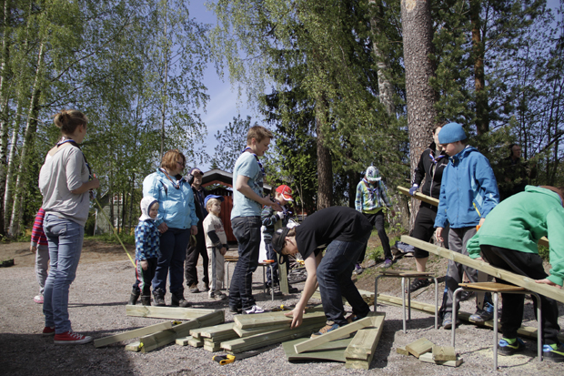Nuoret kunnostavat innolla Sissipuutarhureissa. Kuva: Eero Liimatainen