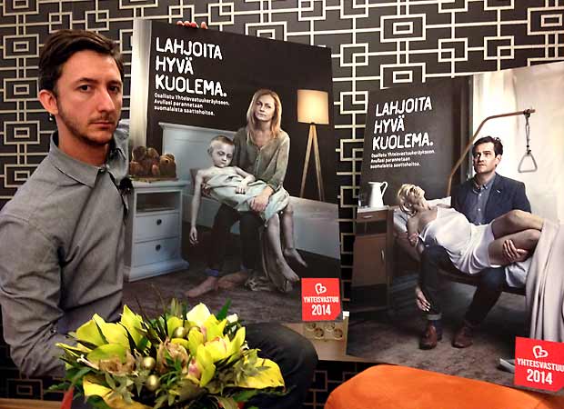Miten kuolema tulisi esittää? Strada Yhteisvastuukeräyksen kampanjan äärellä perjantaina 17.1. Kuva: Strada, Yle