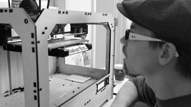 3D-tulostettu nukke syntyy tulostimessa Sulka Haro seuraa. Kuva: Makielab, Riikka Haro.