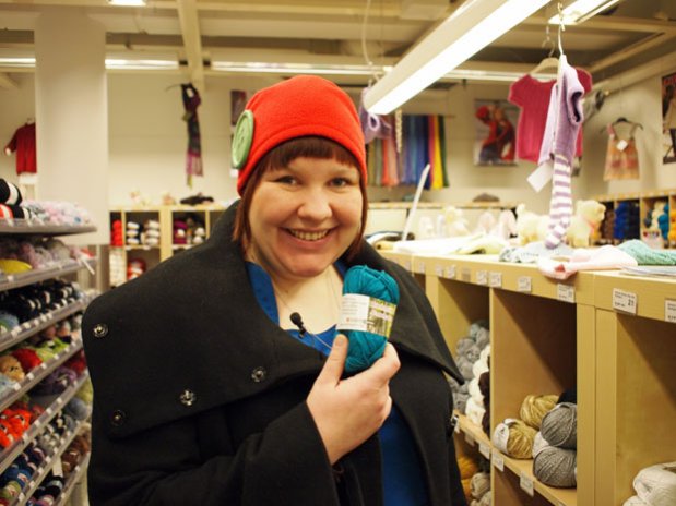 Terhi Viinikanoja Lankamaailmassa. Kuva: Viivi Lehtonen