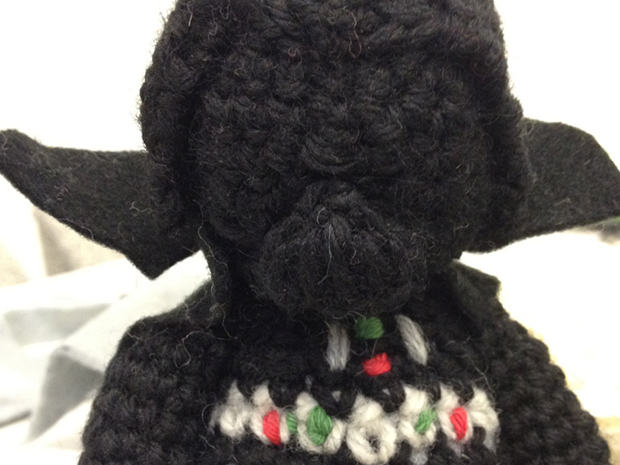 Virkattu Darth Vader tuijottaa