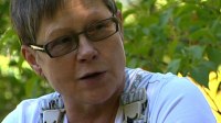 Kotipuutarhuri Anneli Salo vastaa katsojien kysymyksiin. Kuva: Puutarhaunelmia, YLE