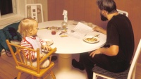 Isä aterialla lapsen kanssa. 1990-luvun lama koetteli monia. Kuva: Juha-Pekka Inkinen, YLE Kuvapalvelu