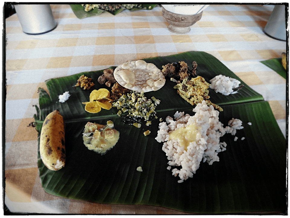 ruokaa lehden päällä