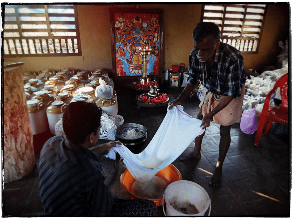 henkilöt valuttavat möhnää kankaan läpi