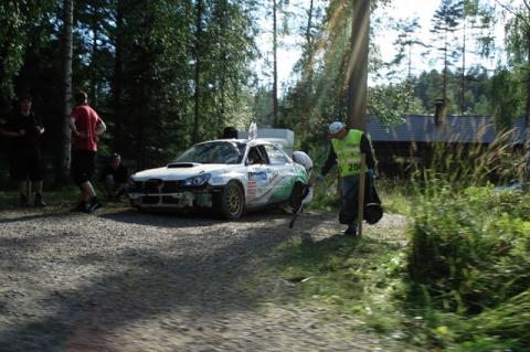 Lauri Riipisen subaru huonossa hapessa ouninpohjassa.