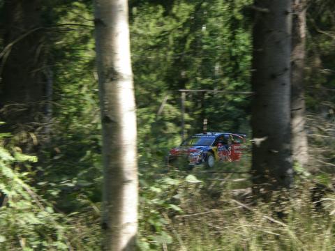 Sebastien Loeb voitti vaikka ajelikin välillä ihan omia "polkujaan" ????