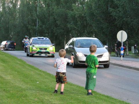 Pikkupojat autoja bongaassa