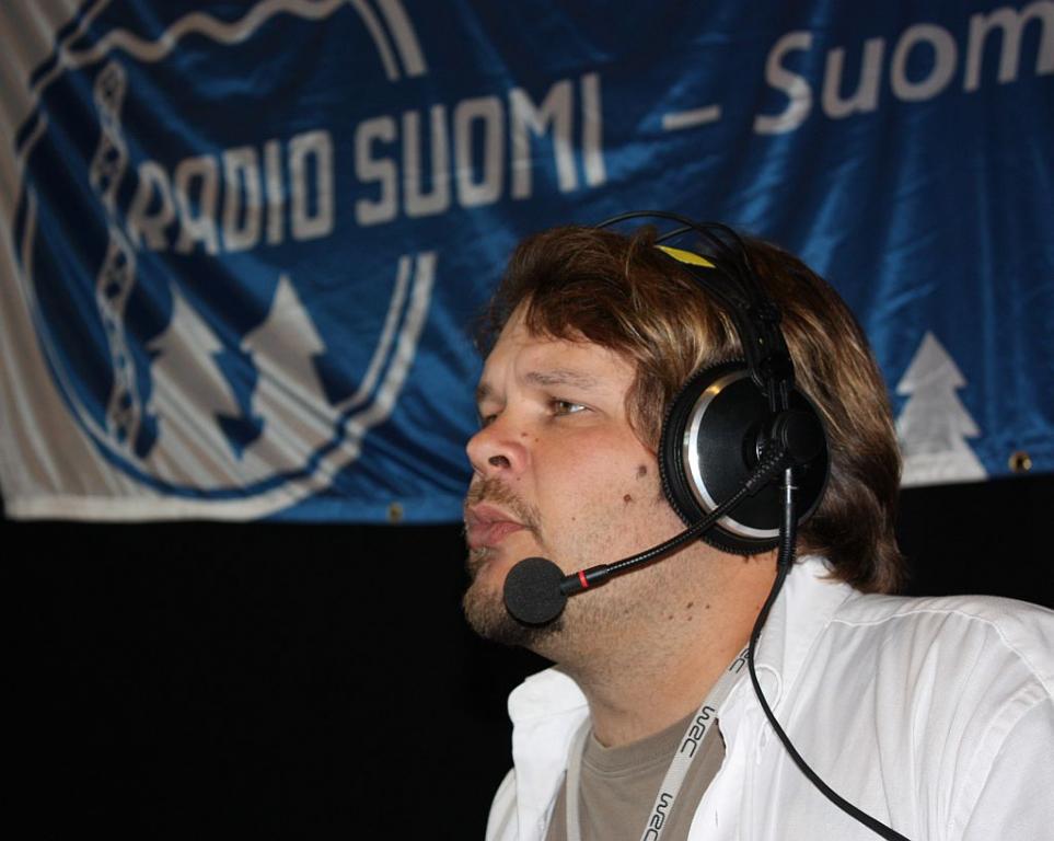 Marko miettii Ralliradion studiossa