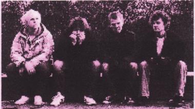 Contrust-yhtyeen promokuva, jossa hyvin suttuisessa kuvassa esiintyvät bändin jäsenet. Neljä tyyppiä istuu penkillä.