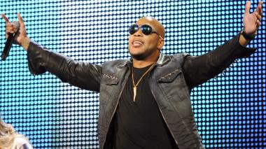 Kuvassa amerikkalaisräppäri Flo Rida esiintymässä lavalla aurinkolaseissaan kädet levällään.