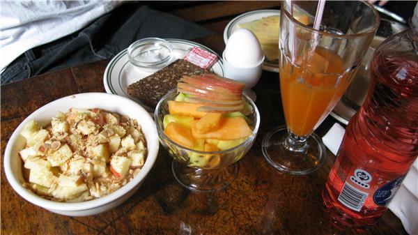 Christopher oli todella nälkainen ja tilasi puuroa, hedelmiä, leipää, ja kananmunia