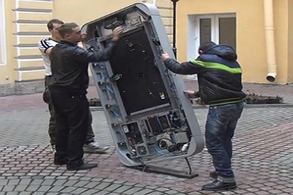 Pietariin pystytettyä Steve Jobsin muistomerkkiä puretaan Applen nykyisen toimitusjohtajan homouden takia. - Kuva: ZEFS