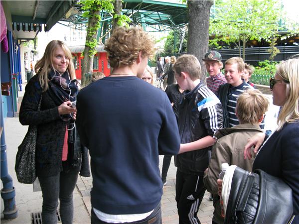 Tivolista poistuminen oli vaikeaa, koska fanit piirittivät Christopherin